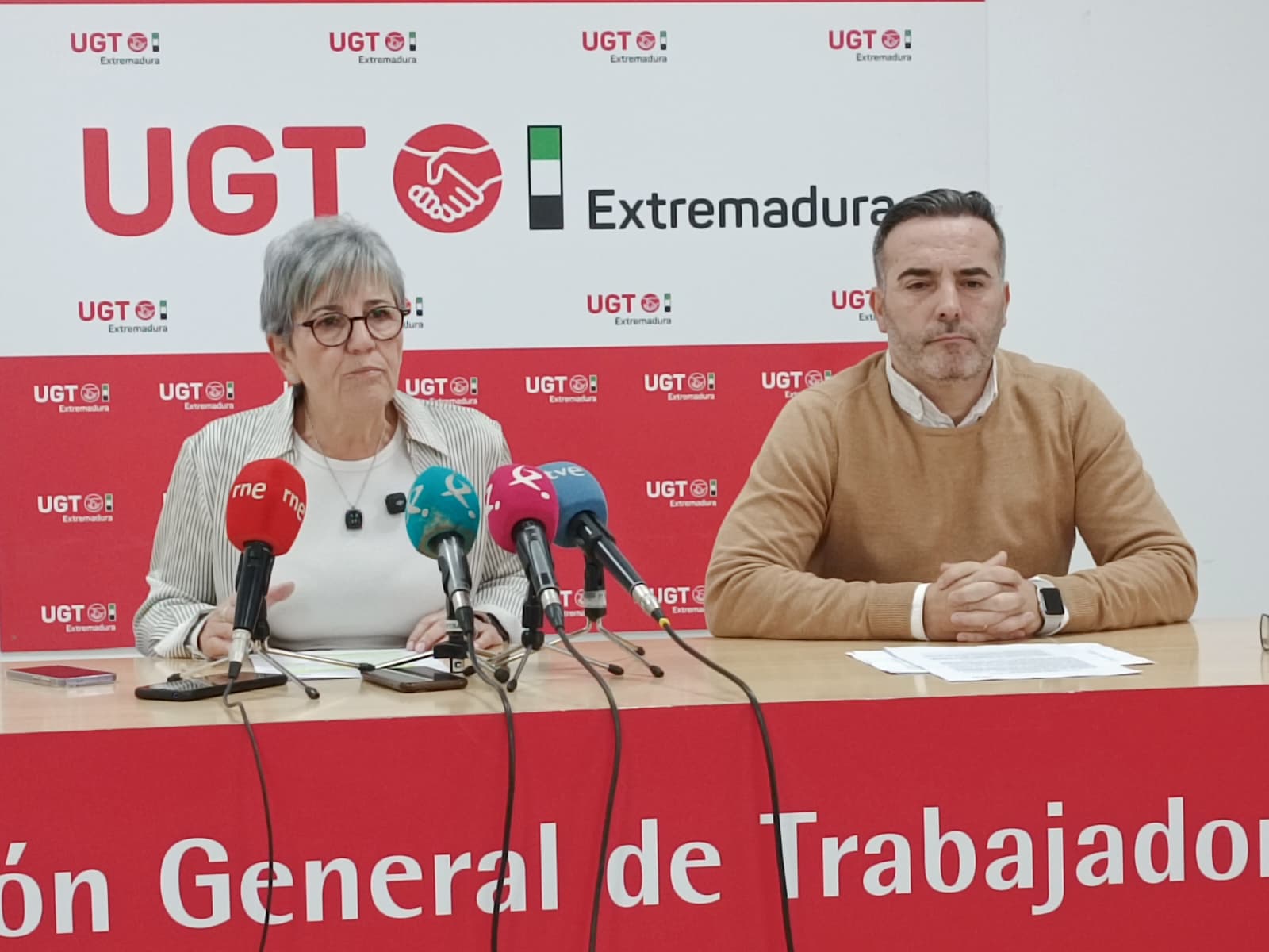 La secretaria general de UGT Extremadura, Patro Sánchez, y el secretario de Política Institucional y Empleo, Francisco Morcillo.