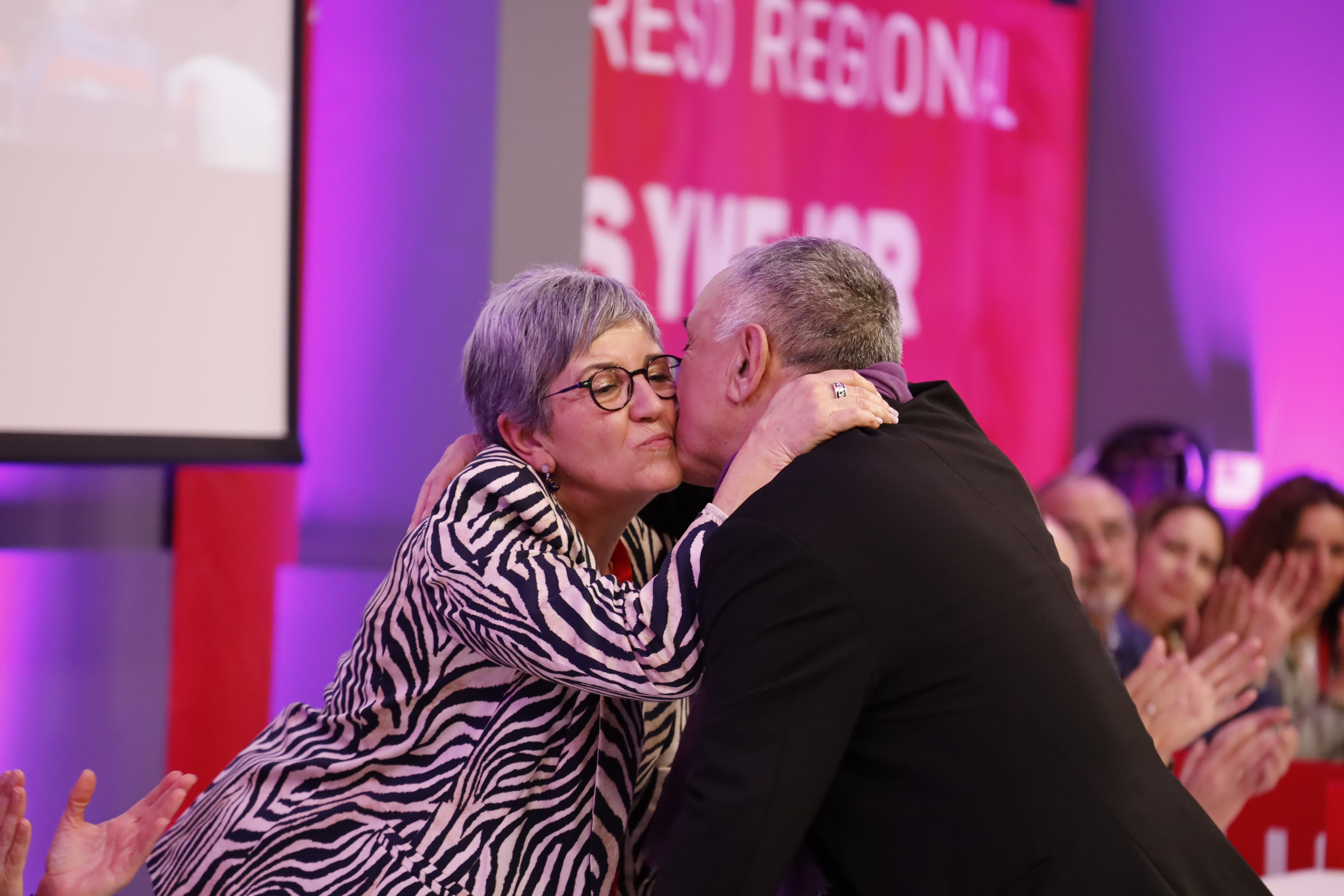 Pepe Álvarez felicita a Patro Sánchez por su reelección como Secretaria general de UGT Extremadura.